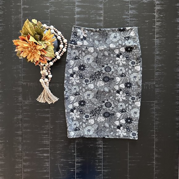 NWOT Women's LuLaRoe Skirt Size Small - Picture 1 of 3